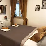 Dora Apartament *